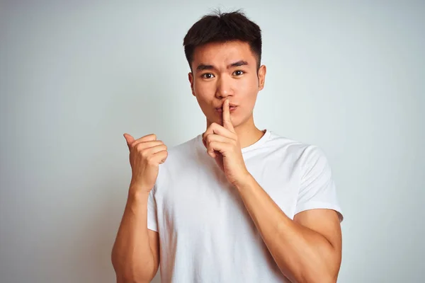 Jovem Asiático Chinês Homem Vestindo Shirt Sobre Isolado Fundo Branco — Fotografia de Stock