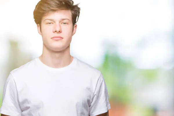 Joven Hombre Guapo Vistiendo Casual Camiseta Blanca Sobre Fondo Aislado —  Fotos de Stock