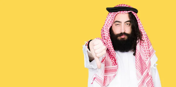 Arabischer Geschäftsmann Mit Langen Haaren Und Traditionellem Keffiyeh Schal Der — Stockfoto