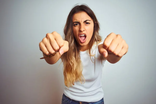 Ung Vacker Kvinna Bär Casual Vit Shirt Över Isolerad Bakgrund — Stockfoto