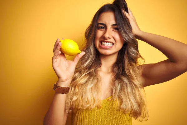 Mladá Krásná Žena Jíst Citron Přes Žluté Izolované Pozadí Vystresované — Stock fotografie