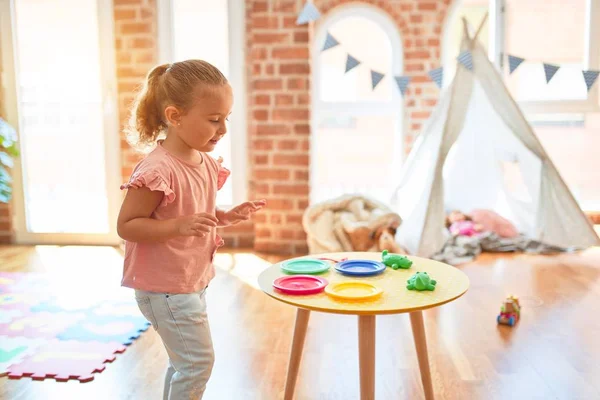 Bella Bambina Bionda Che Gioca Pasti Usando Cibo Plastica All — Foto Stock