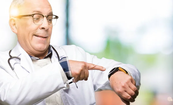 Yakışıklı Kıdemli Doktor Adam Giyen Tıp Kat Acele Işaretleme Izlemek — Stok fotoğraf