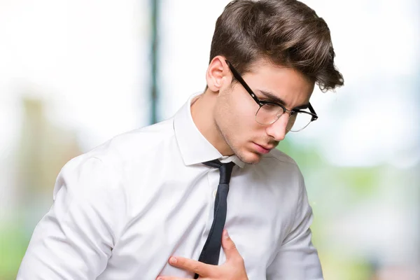 若いビジネス人にメガネをかけてため胃に手でバック グラウンドを分離した吐き気 気分が悪く痛みを伴う病気 痛みの概念 — ストック写真