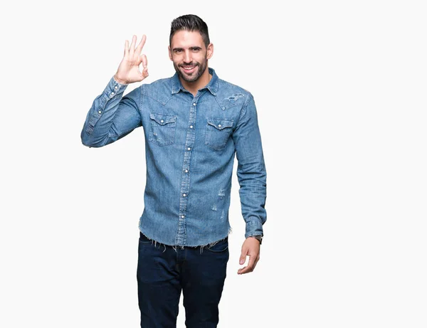 Homem Bonito Jovem Sobre Fundo Isolado Sorrindo Positivo Fazendo Sinal — Fotografia de Stock