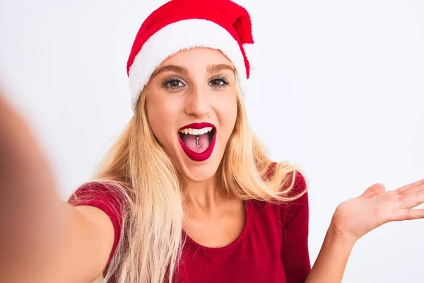 Kvinna Bär Jul Santa Hatt Gör Selfie Med Kamera Över — Stockfoto