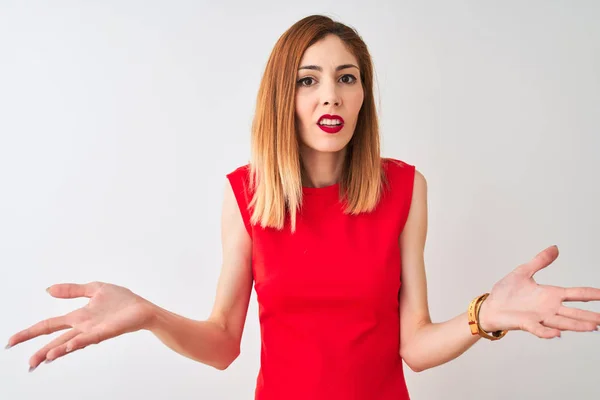 Ruiva Empresária Vestindo Elegante Vestido Vermelho Sobre Isolado Fundo Branco — Fotografia de Stock