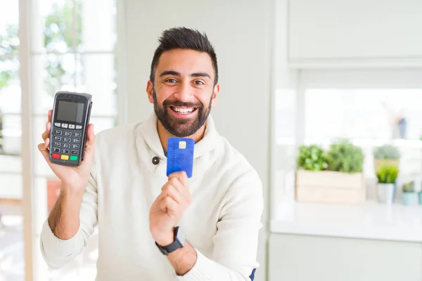 Geschäftsmann Lächelt Und Hält Kassenterminal Und Kreditkarte Kontaktlose Transaktion — Stockfoto