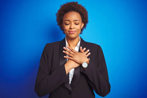 Mulher Executiva Negócios Afro Americana Sobre Fundo Azul Isolado Sorrindo — Fotografia de Stock