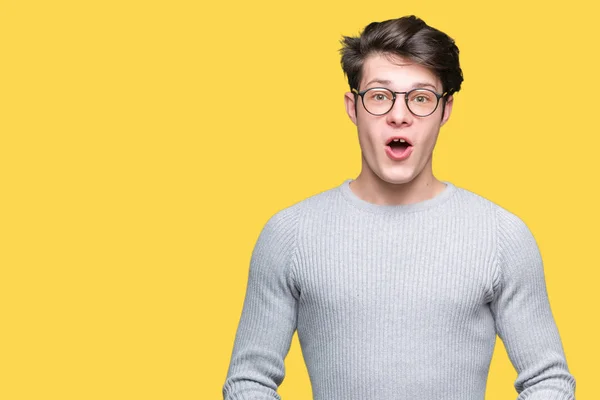 Junger Gutaussehender Mann Mit Brille Vor Isoliertem Hintergrund Ängstlich Und — Stockfoto