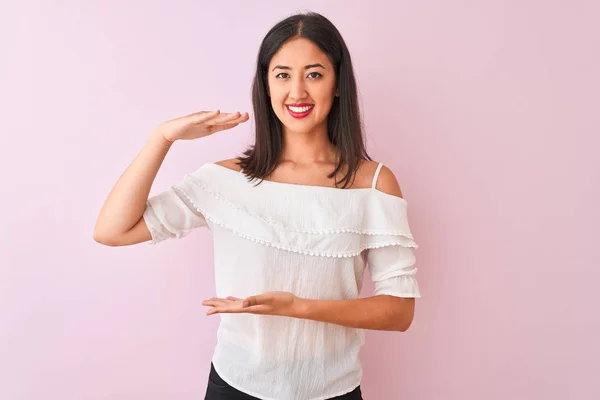 Schöne Chinesin Weißem Shirt Vor Isoliertem Rosa Hintergrund Stehend Gestikulierend — Stockfoto