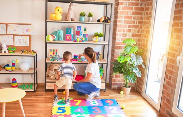 Bella Insegnante Bambino Ragazzo Seduto Sul Puzzle Che Gioca Con — Foto Stock