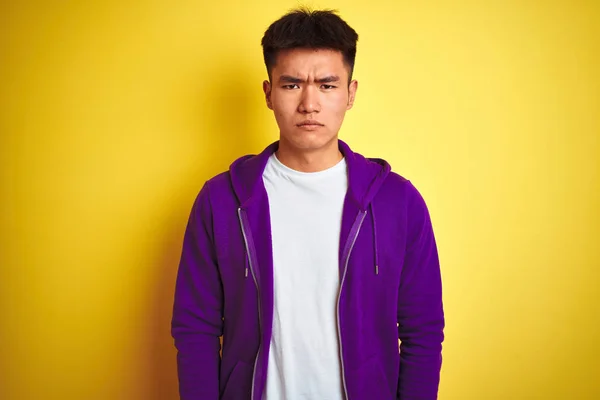 Jovem Asiático Chinês Homem Vestindo Camisola Roxa Sobre Isolado Amarelo — Fotografia de Stock