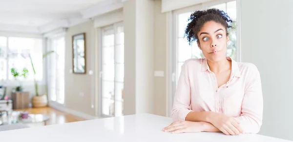 Amplio Ángulo Hermosa Mujer Afroamericana Con Pelo Afro Haciendo Cara — Foto de Stock