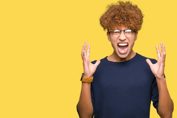 Joven Hombre Guapo Con Afro Usando Gafas Loco Loco Gritando —  Fotos de Stock