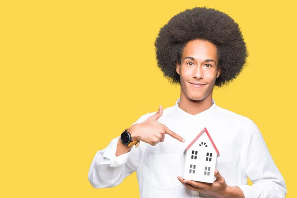 Joven Afroamericano Hombre Con Afro Pelo Celebración Casa Muy Feliz —  Fotos de Stock