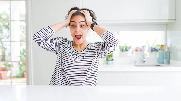 Mulher Americana Africana Bonita Com Cabelo Afro Vestindo Camisola Listrada — Fotografia de Stock