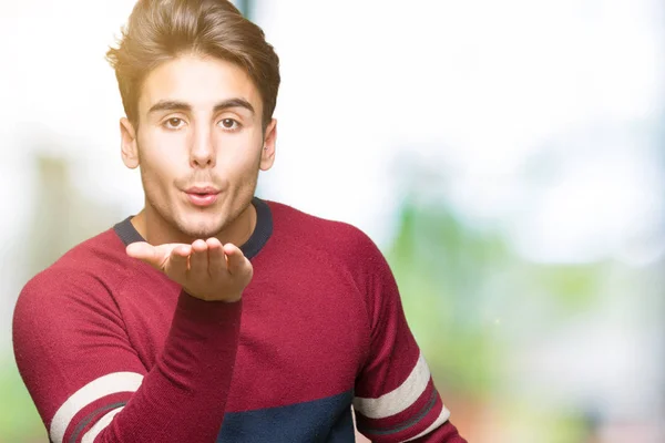 Jovem Homem Bonito Sobre Fundo Isolado Olhando Para Câmera Soprando — Fotografia de Stock