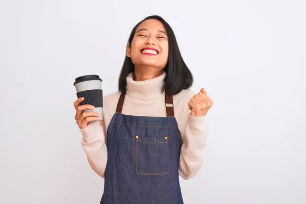 Prachtige Barista Chinese Vrouw Dragen Schort Houden Koffie Geïsoleerde Witte — Stockfoto
