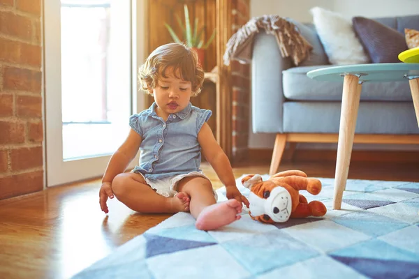 Schöne Kleinkind Kind Mädchen Spielt Mit Spielzeug Auf Dem Teppich — Stockfoto