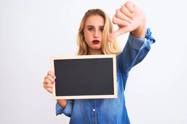 Jeune Belle Enseignante Tenant Tableau Noir Debout Sur Fond Blanc — Photo