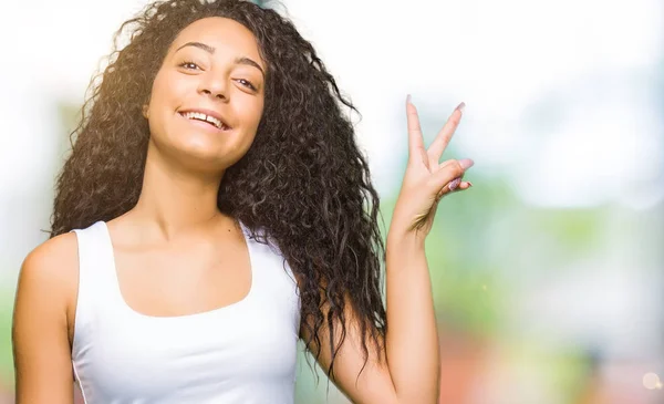 Ung Vakker Jente Med Krøllet Hår Smilende Med Smilende Ansikt – stockfoto