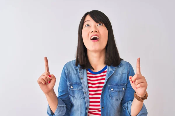 Kinesisk Kvinna Bär Jeansskjorta Och Röd Randig Shirt Över Isolerad — Stockfoto