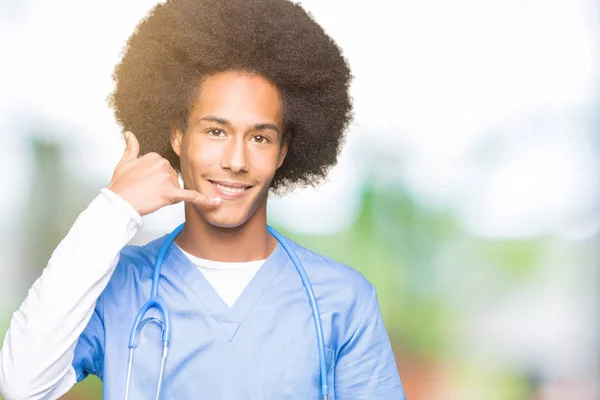 Afro Saçlı Genç Afro Amerikalı Doktor Adam Telefonda Konuşmak Gibi — Stok fotoğraf