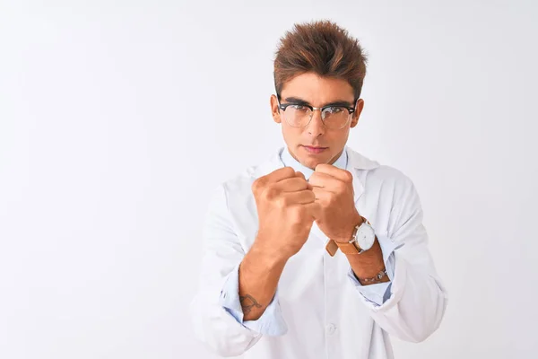 Mladý Pohledný Vědec Muž Nosí Brýle Kabát Izolovaném Bílém Pozadí — Stock fotografie