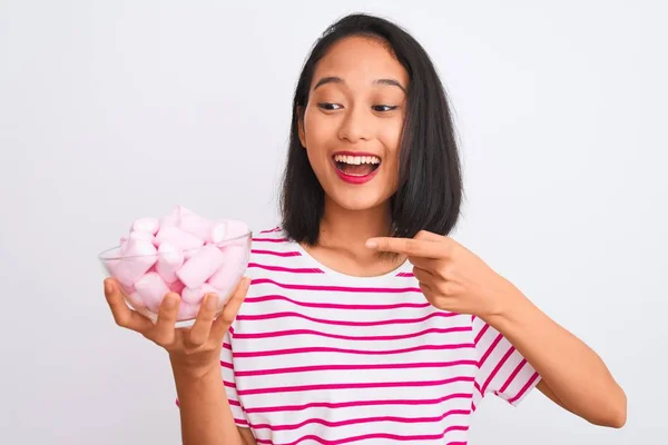 Wanita Cina Yang Cantik Memegang Mangkuk Dengan Marshmallow Atas Latar — Stok Foto