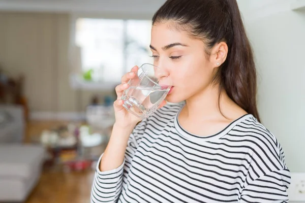 Hermosa Joven Bebiendo Vaso Agua Fresca Casa — Foto de Stock