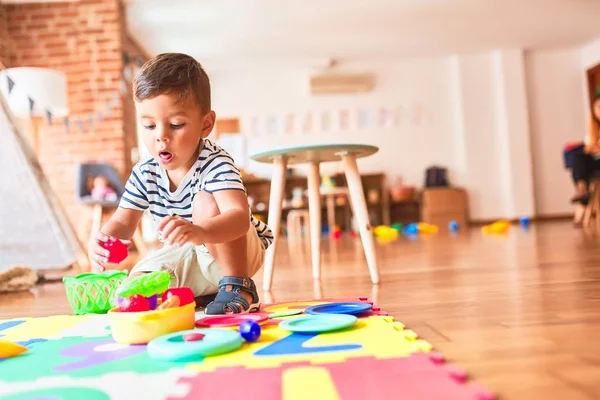 Beau Tout Petit Garçon Assis Sur Puzzle Jouant Des Repas — Photo