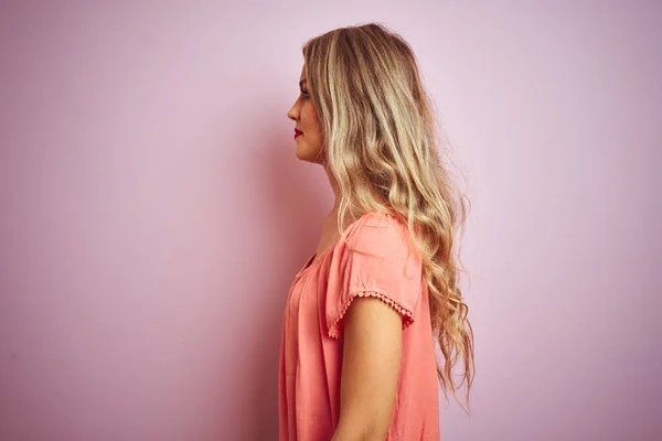 Ung Vacker Kvinna Bär Shirt Stående Över Rosa Isolerad Bakgrund — Stockfoto