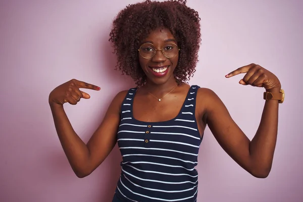 Jonge Afrikaanse Vrouw Draagt Gestreepte Shirt Bril Geïsoleerde Roze Achtergrond — Stockfoto