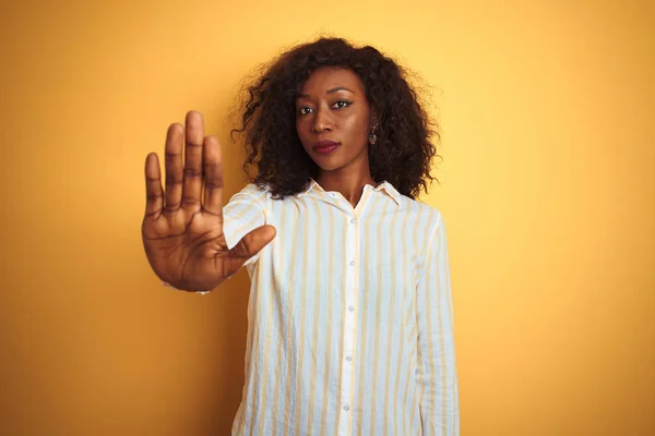 Afrikanisch Amerikanische Frau Gestreiftem Hemd Steht Vor Isoliertem Gelben Hintergrund — Stockfoto