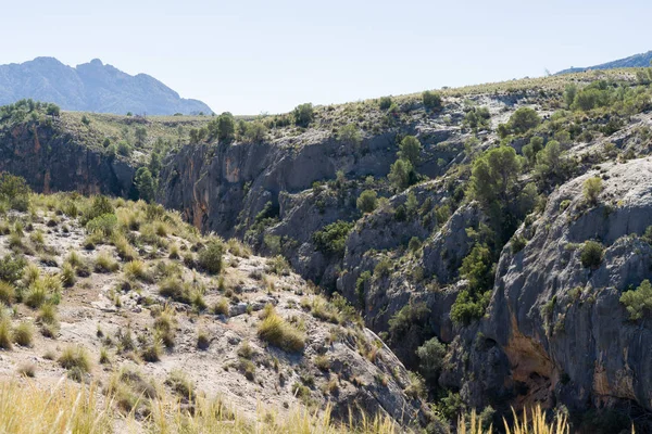 Prachtig alpenlandschap, groene bergomgeving en blauwe s — Stockfoto