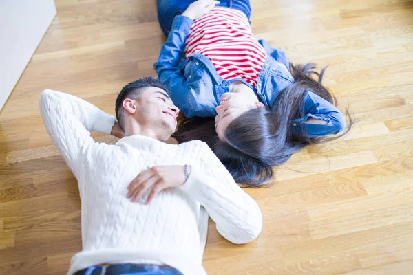 Jeune Couple Asiatique Couché Sur Sol Nouvelle Maison Arround Boîtes — Photo