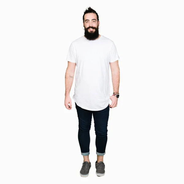 Joven Hombre Hipster Con Pelo Largo Barba Con Una Camiseta — Foto de Stock