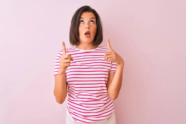 Junge Schöne Frau Gestreiftem Shirt Die Vor Isoliertem Rosa Hintergrund — Stockfoto