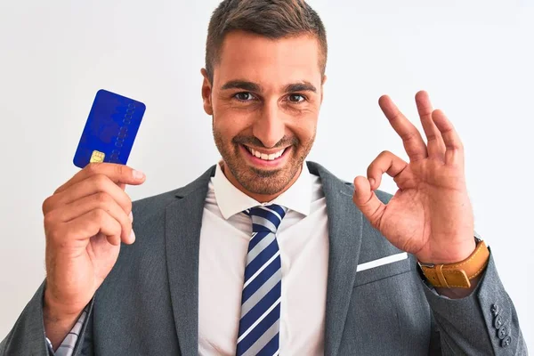 Joven Hombre Negocios Guapo Sosteniendo Tarjeta Crédito Sobre Fondo Aislado —  Fotos de Stock