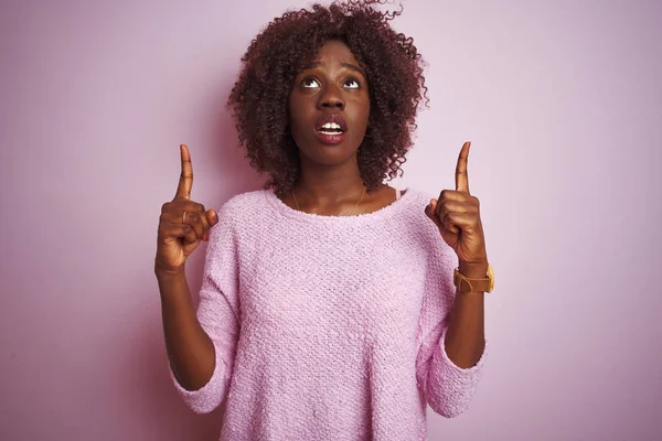 Mujer Afro Africana Joven Usando Suéter Pie Sobre Fondo Rosa — Foto de Stock