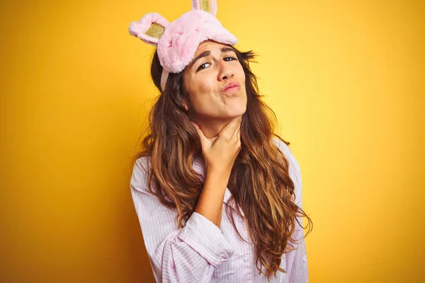 Mujer Joven Con Pijama Máscara Para Dormir Pie Sobre Fondo — Foto de Stock