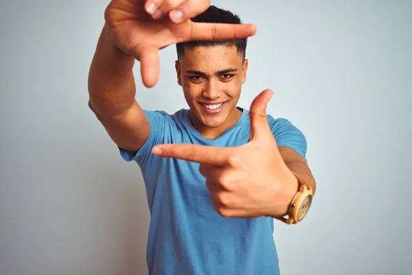 Jonge Braziliaanse Man Met Een Blauw Shirt Een Geïsoleerde Witte — Stockfoto