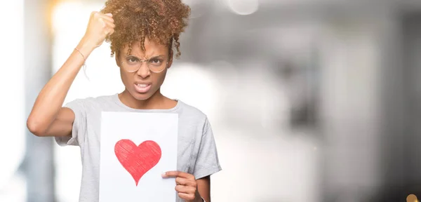 Jovem Afro Americana Segurando Papel Com Coração Vermelho Sobre Fundo — Fotografia de Stock