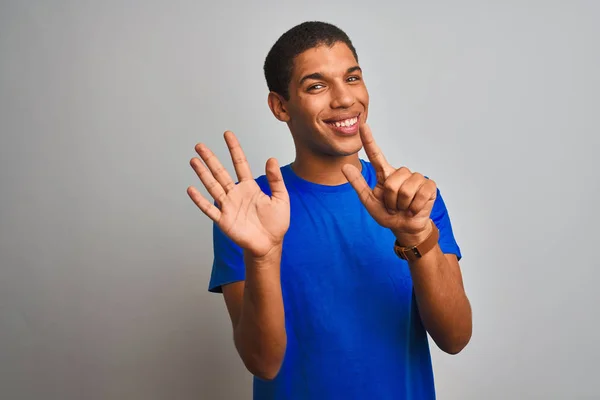 Joven Hombre Árabe Guapo Usando Camiseta Azul Pie Sobre Fondo — Foto de Stock
