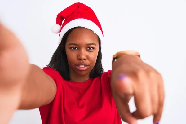 Jovem Afro Americana Vestindo Chapéu Natal Tirando Uma Selfie Sobre — Fotografia de Stock