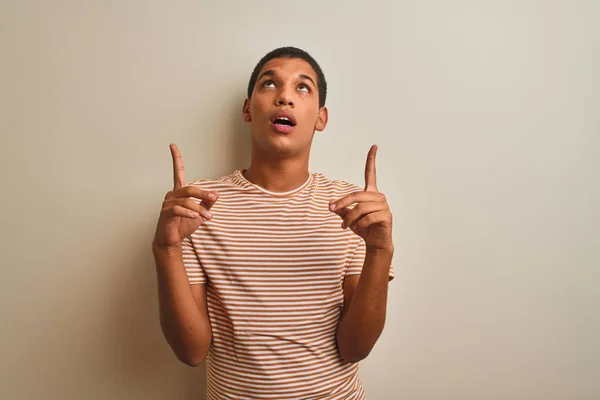 Ung Stilig Arabisk Man Bär Randig Shirt Över Isolerad Vit — Stockfoto