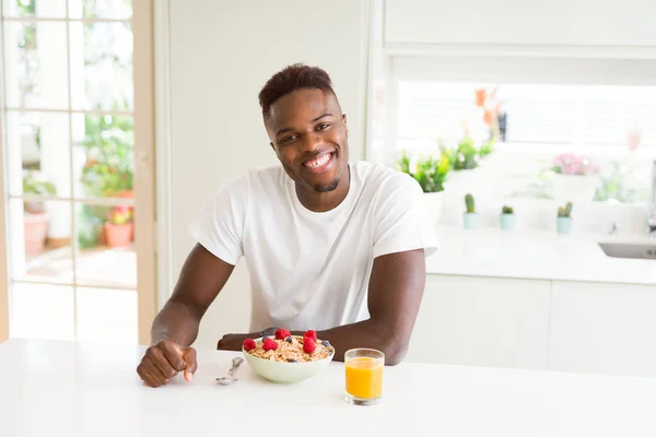 Pohledný Afroamerické Muže Jíst Heatlhy Obilovin Bobule Jako Snídaně — Stock fotografie