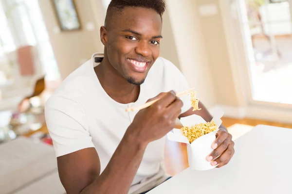 Bonito Homem Africano Comer Macarrão Asiático Uma Caixa Entrega Sorrindo — Fotografia de Stock