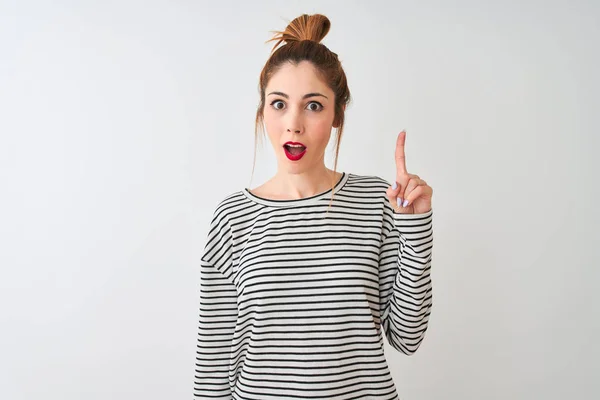 Mujer Pelirroja Vistiendo Una Camiseta Rayas Navales Pie Sobre Fondo —  Fotos de Stock